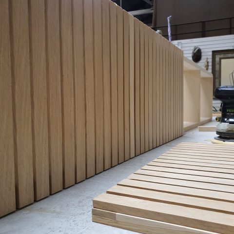 Mueble bajo realizado en madera natural por taller Jaque